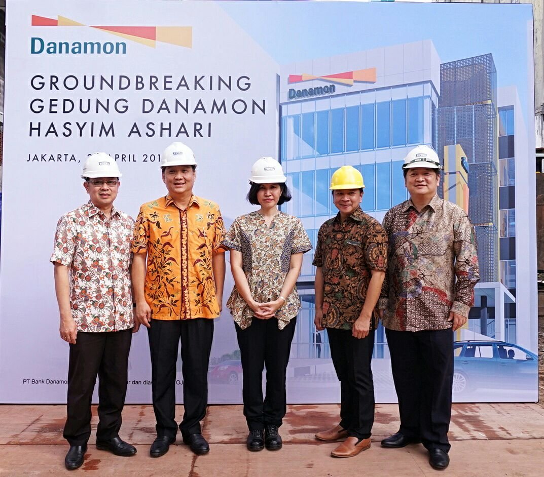 (Ki-ka): Saleh Sendiko, Marketing Director PT Total Bangun Persada Tbk; Minggu Suwanto, Regional Head SND 03 Jakarta Bank Danamon; Janti Komadjaja, Presiden Direktur PT Total Bangun Persada; Wibowo Edi Santosa, Corporate Real Estate Management Head Bank Danamon dan Sonny Wahyubrata, Retail Banking Head Bank Danamon, pada saat peletakan batu pertama gedung terbaru Bank Danamon, Kamis (26/4/2018)./ dok. Bank danamon.