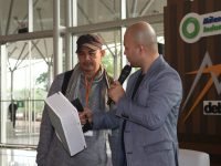 USG Boral-Technical and Quality Manager Jayaboard Indra Budi Wibowo sedang menjelaskan kekuatan EasyFinish kepada jurnalis