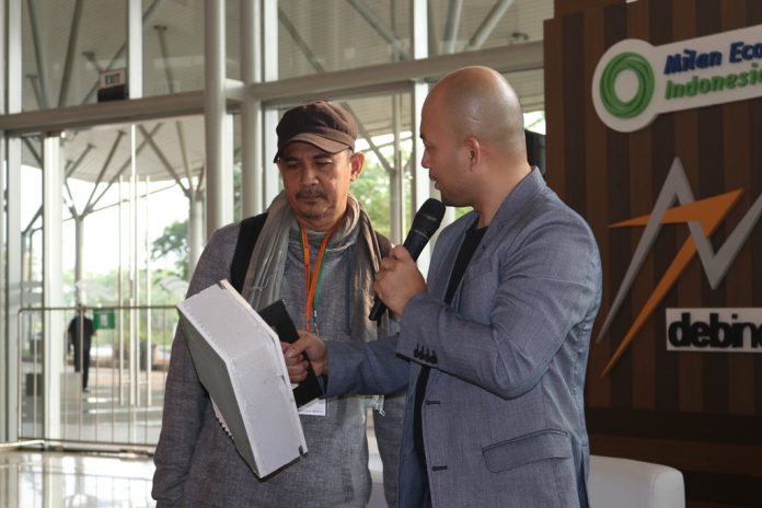 USG Boral-Technical and Quality Manager Jayaboard Indra Budi Wibowo sedang menjelaskan kekuatan EasyFinish kepada jurnalis
