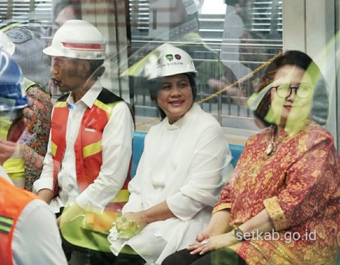 Tambah LRT di Tiga Kota, Jokowi: Transportasi Massal Harus Jadi Budaya
