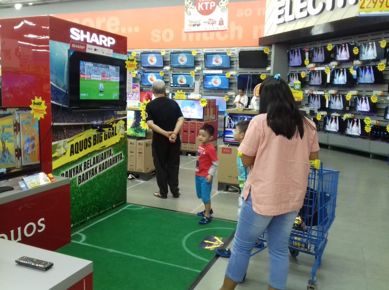 Euforia Piala Dunia 2018 Giring Sharp Gelar AQUOS Big Goal