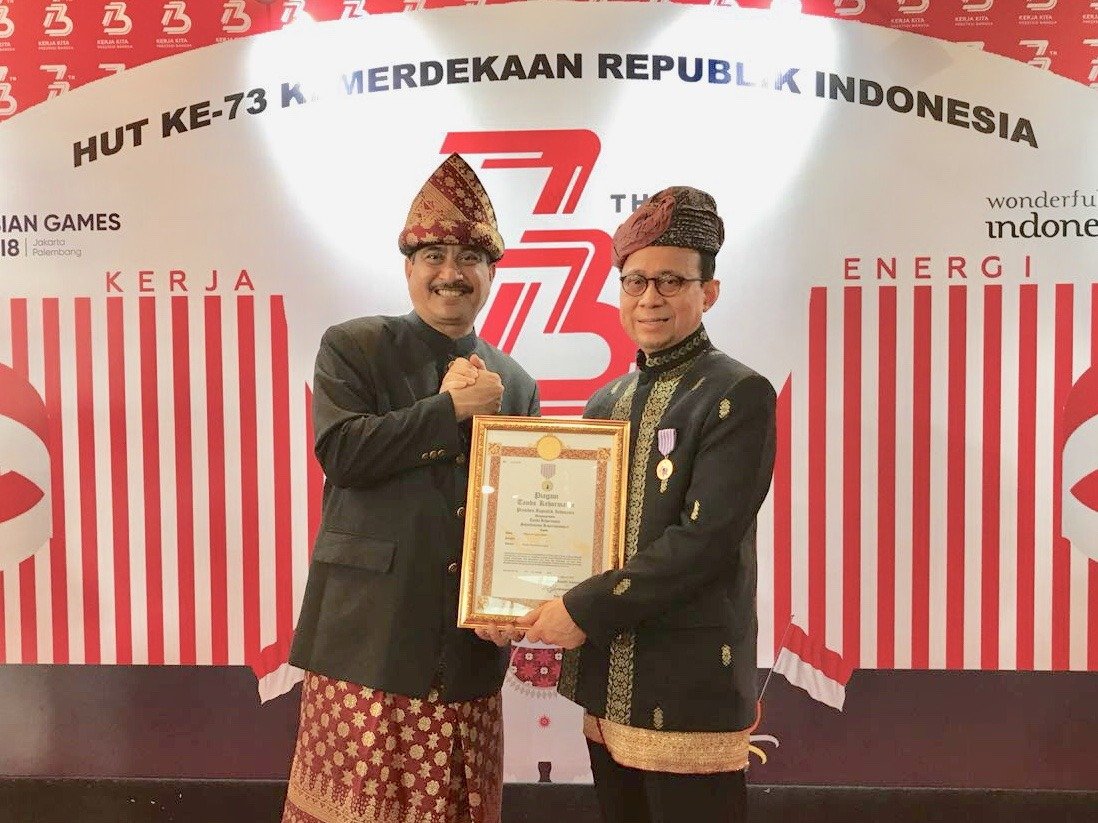 pendiri sofyan hotel terima penghargaan dari presiden