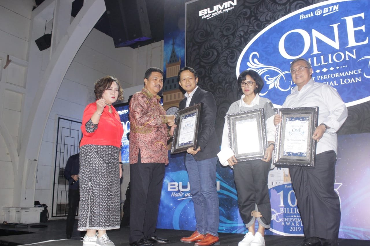 asmat amin terima penghargaan dari btn