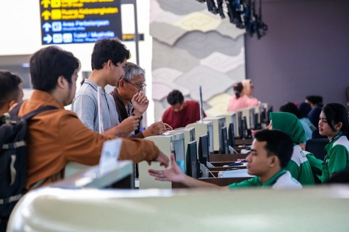 penumpang di bandara kertajati
