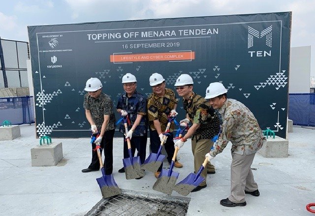 Menara Tendean topping off Menara Tendean topping off