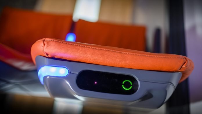 FOTO 2_Transceiver di Sandaran Tempat Duduk Bus Sistem Trulifi Lebih Stabil