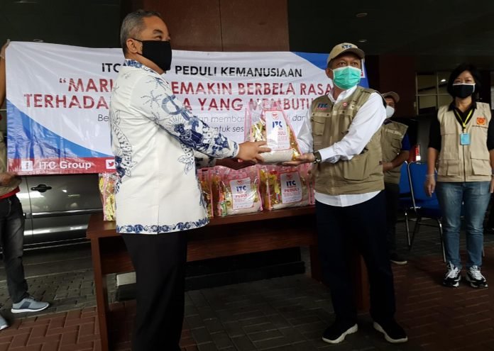 itc sinar mas land serahkan paket sembako peduli covid19