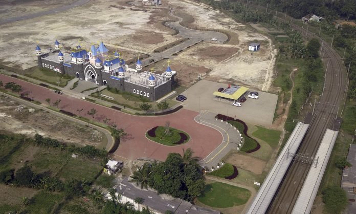 Modernland Cilejit dengan stasiun commuter line