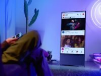 TV Samsung The Sero mampu berputar ke arah vertikal sehingga menampilkan konten media sosial dengan utuh, sempurna untuk mereka yang selalu terhubung dengan berbagai konten smartphone