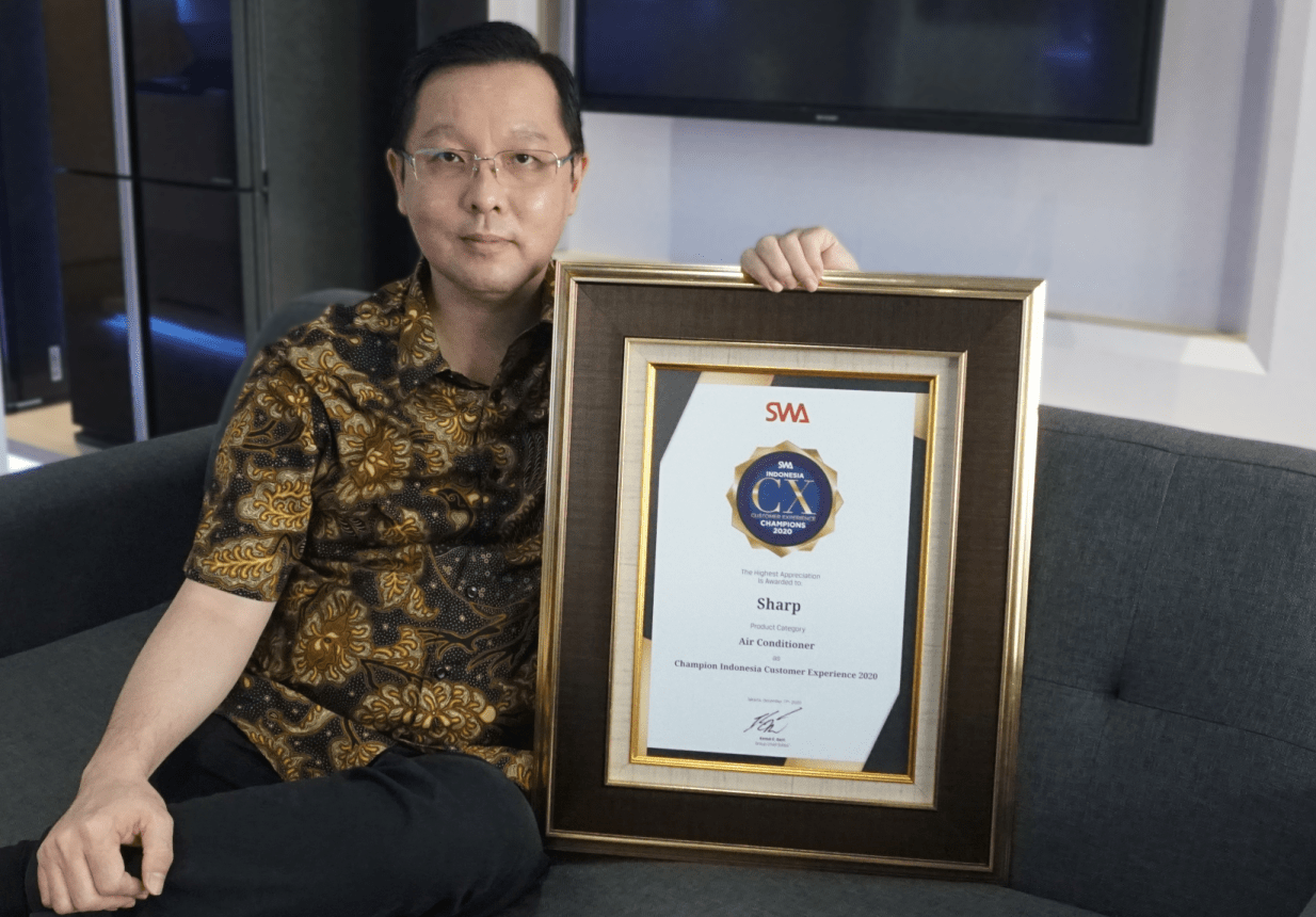 Agus Soewadjie, Head of Marketing Communication Saat Menerima penghargaan atas pilihan pelanggan