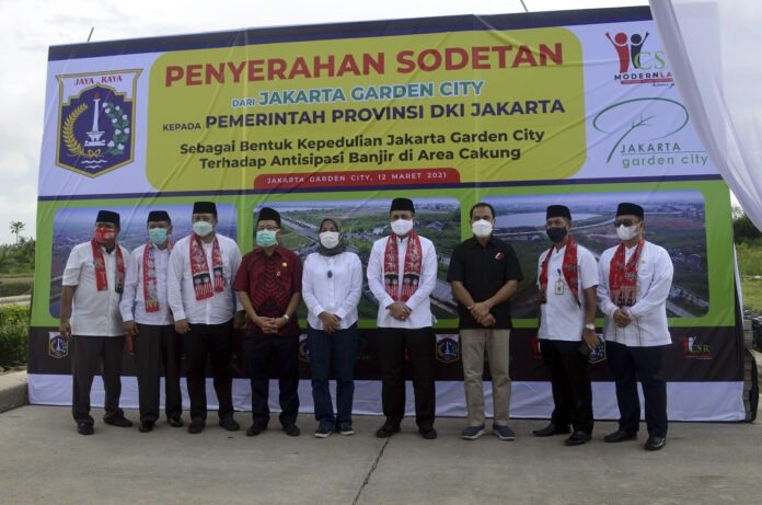 PT Mitra Sindo Sukses resmi menyerahkannya crossing (sodetan) yang mengalirkan air dari Jakarta Garden City menuju Kanal Banjir Timur (KBT) kepada Pemerintah Provinsi (Pemprov) DKI Jakarta, Jumat (12/3/2021).