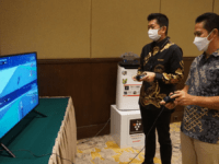 Sharp dan Telkom – Presiden Direktur Sharp Shinji Teraoka Mencoba Gameqoo Bersama Exe…