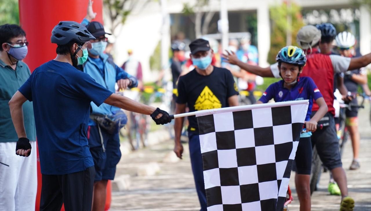Kegiatan bike track di Metland Transyogi