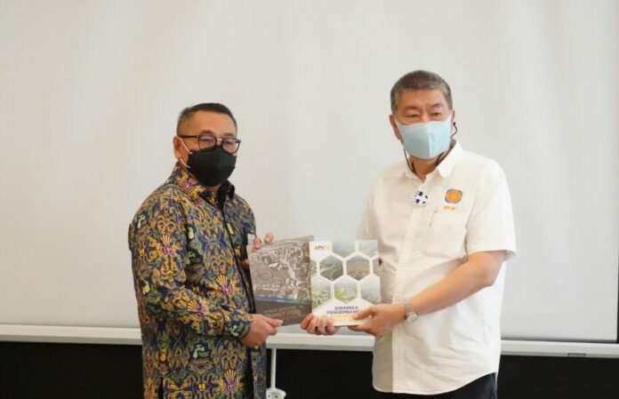 Dirjen Perumahan Kementerian PUPR, Khalawi Abdul Hamid menyerahkan buku berjudul  “5 Tahun Sejuta Rumah” kepada Ketua Umum REI, Paulus Totok Lusida