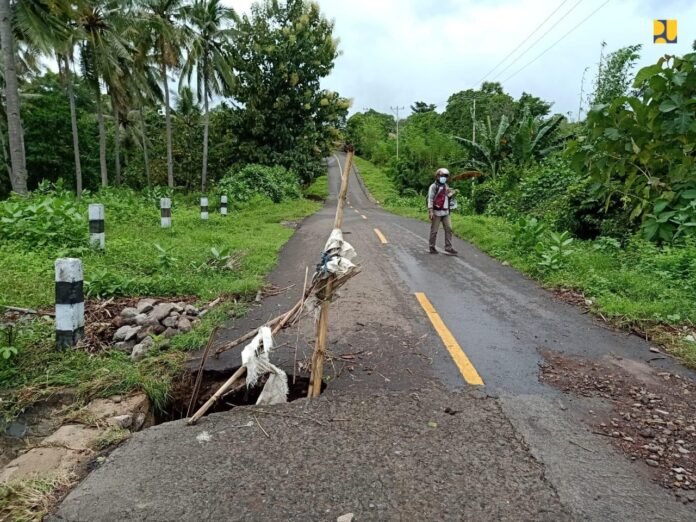 Infrastruktur jalan yang rusak pasca diterjang banjir bandang di NTT