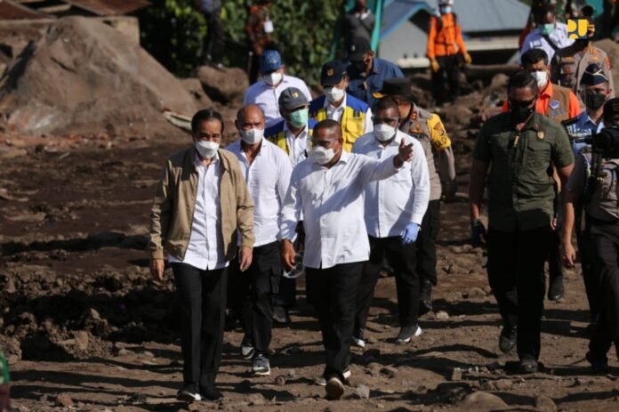 presiden jokowi tinjau bencana longsor di adonara