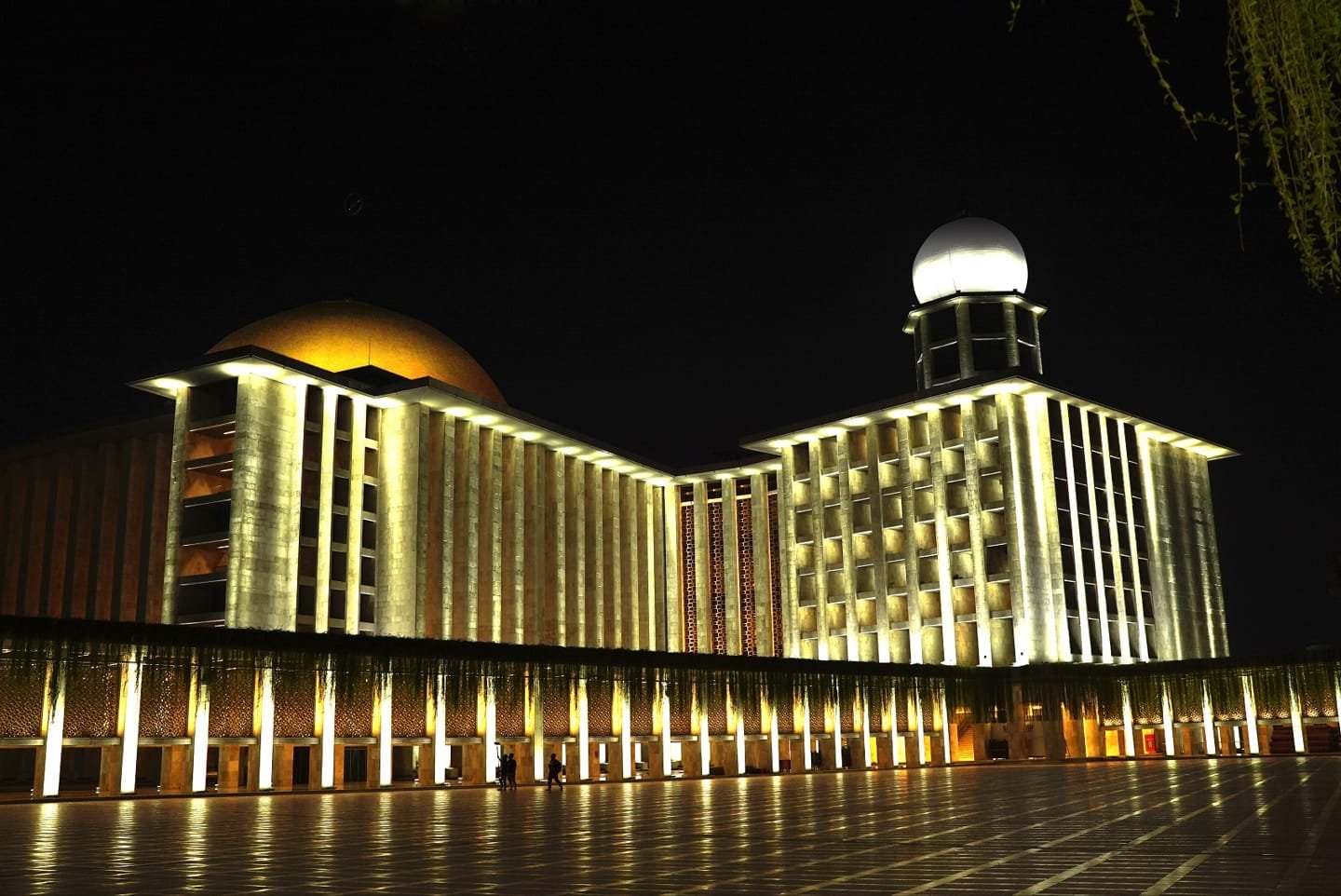 Signify terangi Masjid Istiqlal dengan 3.375 lampu LED