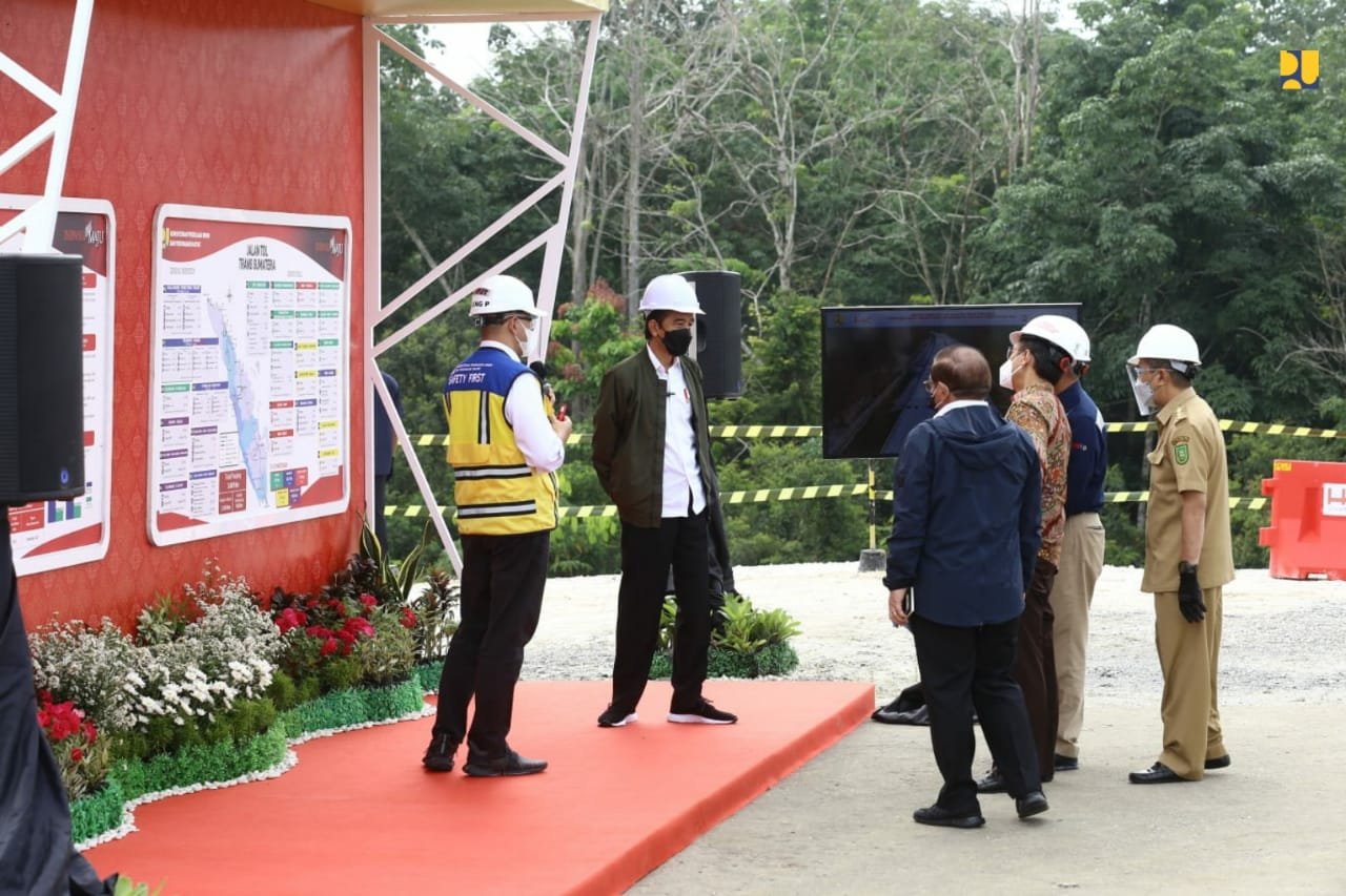 Presiden Jokowi saat meninjau pembangunan Tol Pekanbaru - Bangkinang