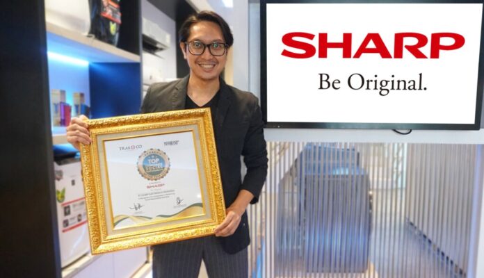 Pandu Setio Mewakili Sharp Indonesia saat Penganugerahan Top CSR of The Year 2021