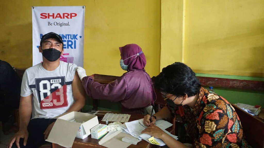 Kegiatan vaksinasi covid-19 yang digelar Sharp Indonesia di Desa Bitung, Kabupaten Tangerang, pertengahan Oktober lalu