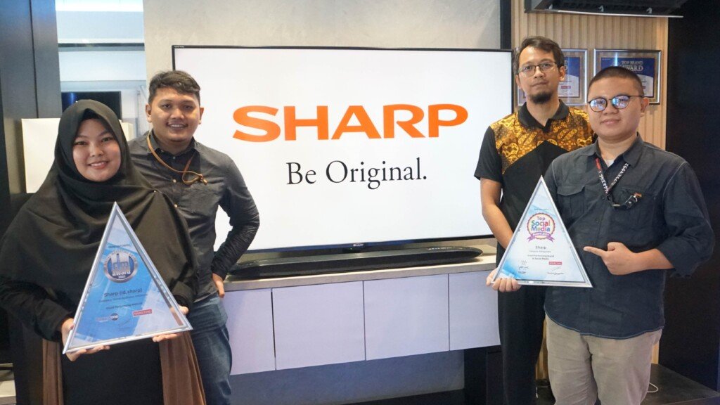 Tim Digital Sharp Indonesia saat penganugerahan Digital Marketing Awards 2021 dan Social Media Awards 2021