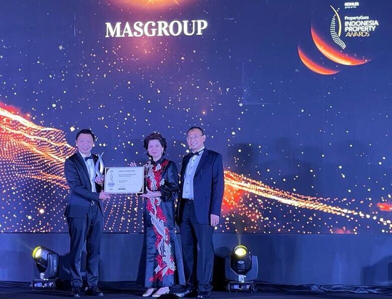 SEION @Serang terima penghargaan property guru
