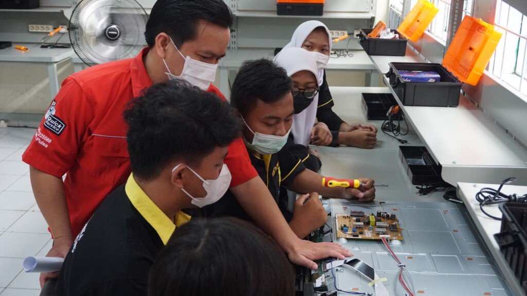 Program Sharp Class di SMKN 4 Bandung