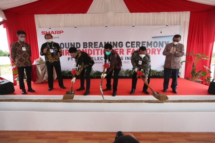 Peletakan batu pertama pabrik AC Sharp Indonesia di Karawang
