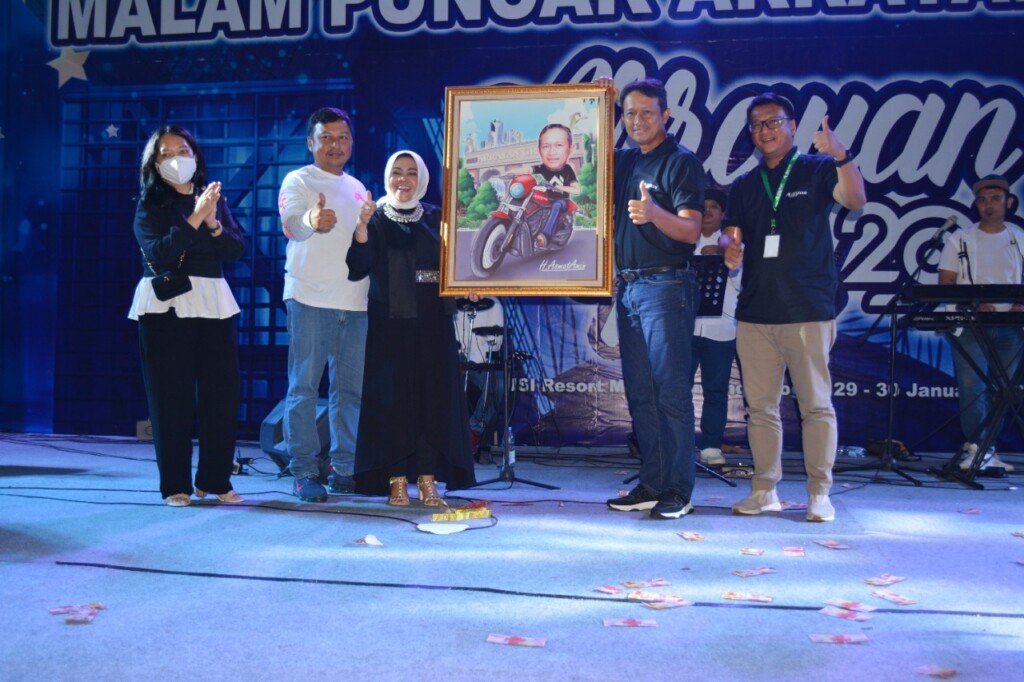 Para direksi, komisaris dan manajemen Arrayan Group dalam acara Arrayan Seru 2022 di Megamendung
