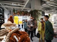 Foto 3b – Mengunjungi Produk Made in Indonesia