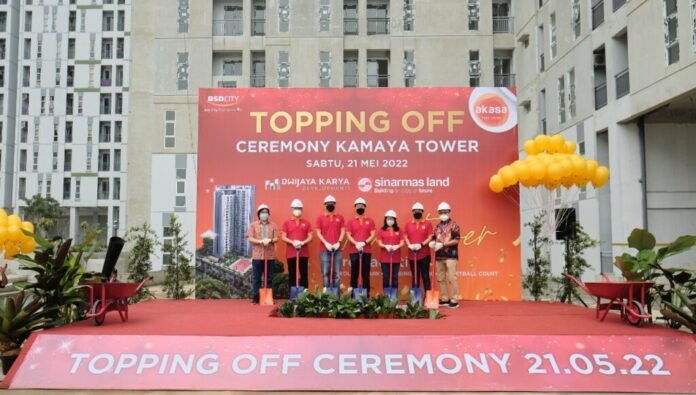 topping off Tower Kamaya pada proyek Apartemen Akasa Pure Living di BSD City