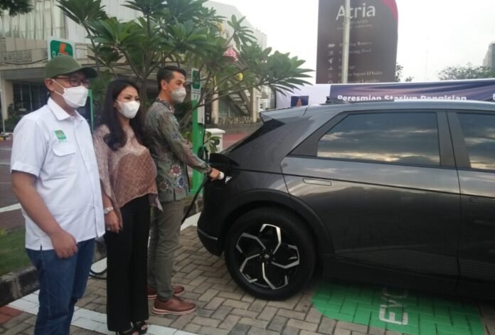 SPKLU mobil listrik di gading serpong SPKLU mobil listrik di gading serpong