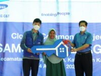 Serah terima kunci hunian kepada warga di Cilamaya oleh Samsung C&T dan Habitat for Humanity Indonesia melalui proyek Samsung Village #9