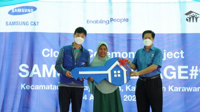 Serah terima kunci hunian kepada warga di Cilamaya oleh Samsung C&T dan Habitat for Humanity Indonesia melalui proyek Samsung Village #9