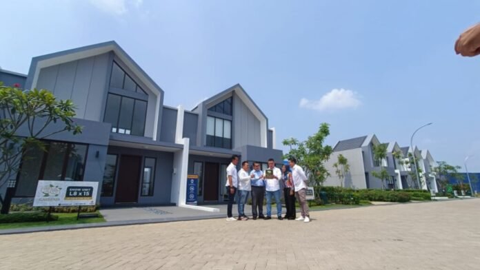 Jajaran manajemen Paramount Petals berpose bersama di depan rumah contoh Klaster Gardenia
