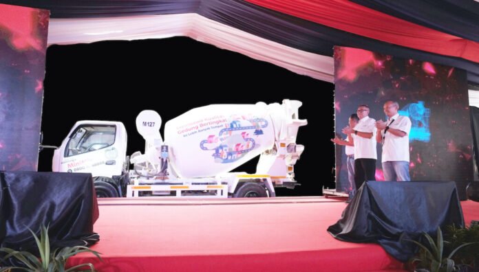 truk pengantar beton MiniMix