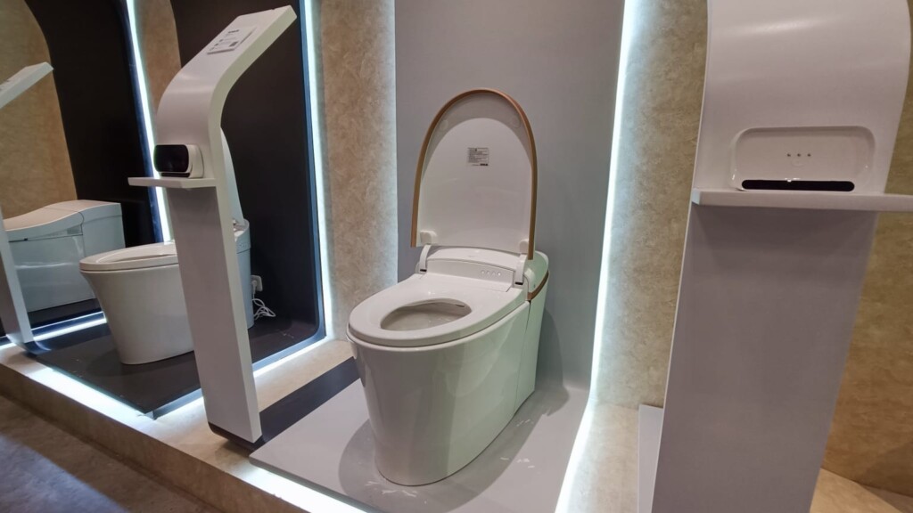 Rangkaian toilet Toilet Cerdas Eir dari kohler