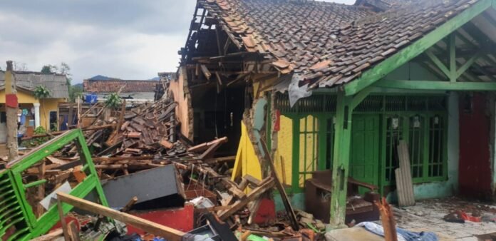 rumah yang hancur akibat bencana di cianjur