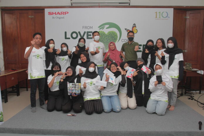 Sharp Gelar Kegiatan Pelestarian Lingkungan di SMAN 12 Bandung