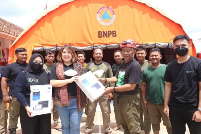 Signify Indonesia Donasikan Philips Essential SmartBright Solar Flood Light Bagi Pengungsi Gempa Bumi di Cianjur