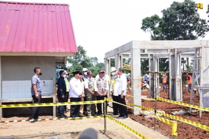 presiden jokowi tinjau pembangunan rumah bagi korban bencana cianjur