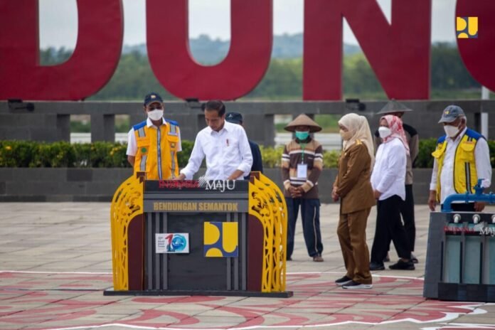 Jokowi resmikan Bendungan Semantok