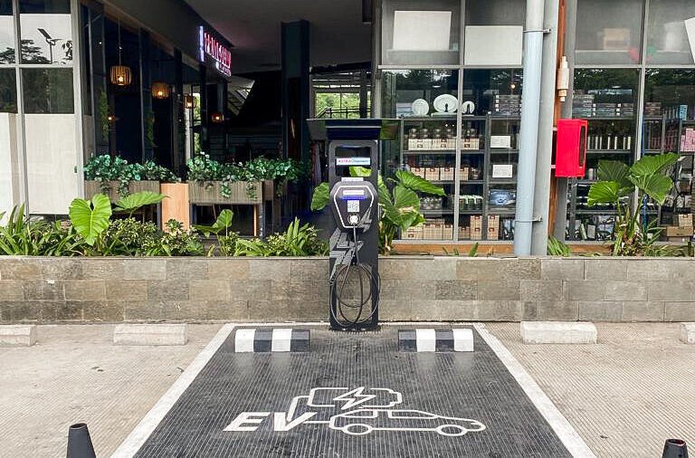 Electric Vehicle Charging Station atau Stasiun Pengisian kendaraan Listrik di Resta Pendopo KM 456
