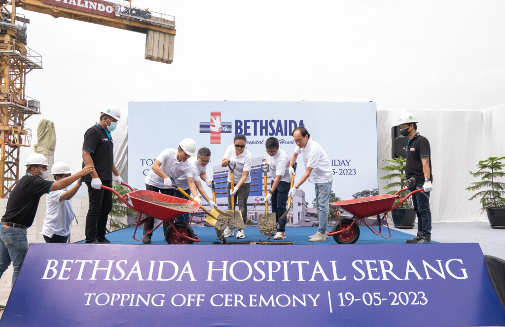 Kegiatan tutup atap atau topping off ceremony Bethsaida Hospital Serang
