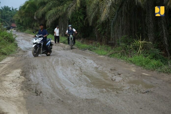 jalan daerah yang rusak