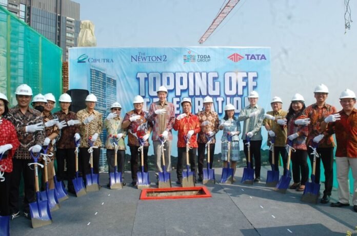acara tutup atap (topping off) Tower The Newton 2 tutup atap (topping off) apartemen The Newton 2