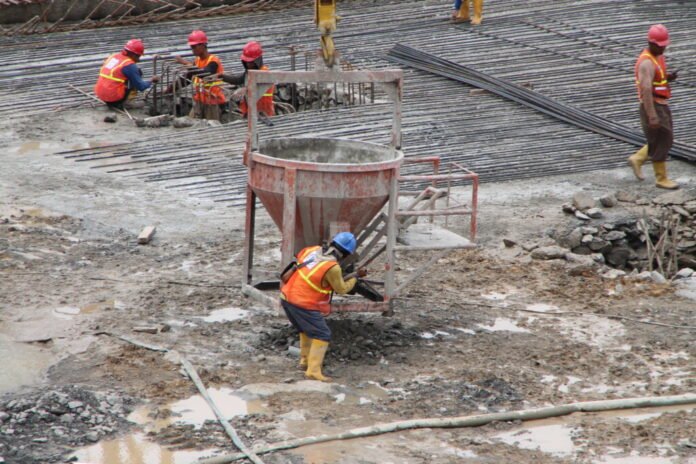 pekerja tukang di proyek sentul (1) Tabungan Rumah Tapera