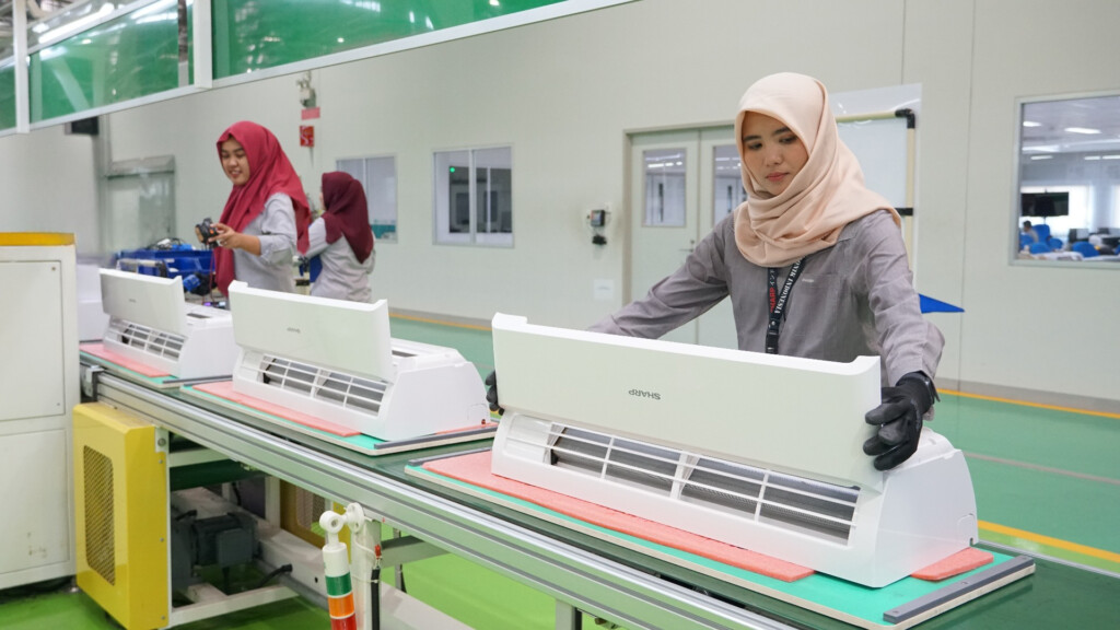 Proses produksi AC di pabrik baru Sharp Indonesia