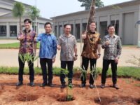 penanaman pohon di Premier Promenade sawangan
