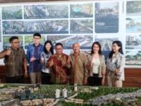 Jajaran direksi, komisaris dan  manajemen Giantara Group berpose di depan maket Giantara Serpong City
